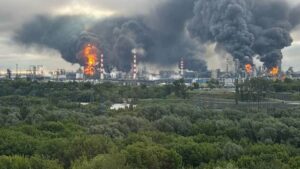Московський НПЗ може простоювати щонайменше пів року після атак дронів — Reuters московський нпз
