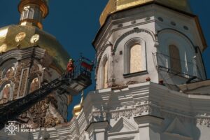 ДСНС завершили консервацію пошкодженого даху Успенського собору після російського удару успенський собор