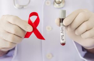 В ООН попереджають про відкат у боротьбі з ВІЛ через скорочення фінансування: роль США та Трампа
