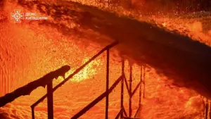 У Бориспільському районі після нічної атаки дронів виникла масштабна пожежа