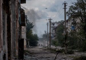 Російські групи намагаються проникнути в Куп’янськ — Сирський Пошкоджена вулиця Куп’янська та український розвідувальний дрон