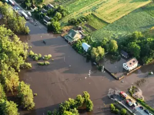 Негода на Тернопільщині пошкодила будинки та змусила рятувальників евакуювати дітей
