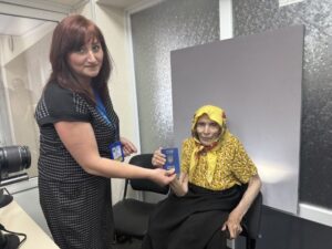 У майже 100 років — за новими враженнями: пані Ніна з Вінниччини оформлює паспорт до Нідерландів Закордонний паспорт
