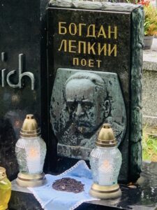 У МЗС відреагували на викрадення барельєфа з надгробка Богдана Лепкого в Кракові