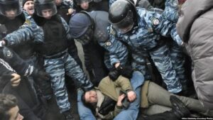 Вирок за розгін Майдану: екскомандир «Беркуту» отримав 10 років ув’язнення Cутичка активістів