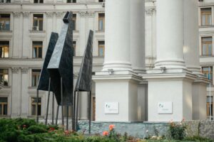 У Києві біля будівлі МЗС встановили восьмиметрову скульптуру «Фенікс» Олексія Сая