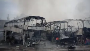 Російський удар пошкодив автопарк в Одесі: поранені троє людей, згоріли автобуси