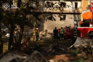 Нічна ракетна атака на Київ: є загибла та десятки поранених ДСНС