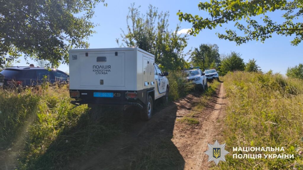 чоловік поранив двох поліцейських і втік до лісу