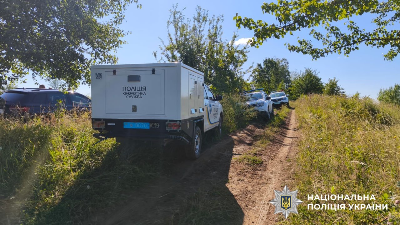 чоловік поранив двох поліцейських і втік до лісу