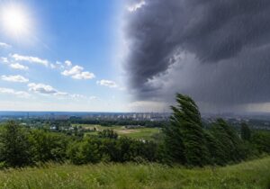 Штормове попередження в Україні: 19 липня очікуються грози, град і шквали Штормове попередження в Україні через грози, град і сильний вітер