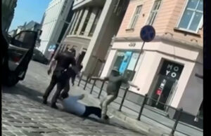 Поліція та автомобіль ТЦК на місці побиття чоловіка у Львові