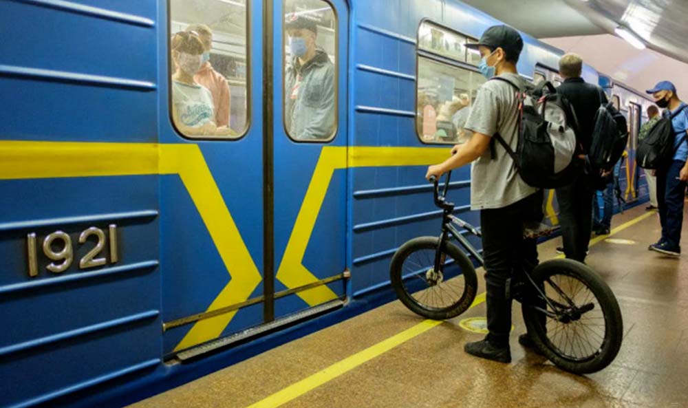 Пасажир із велосипедом біля входу до вагону метрополітену