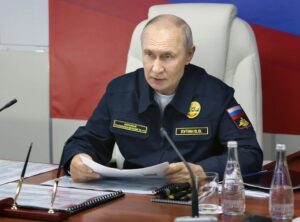 путін на острові Ітуруп під час першого візиту на спірні Курильські острови