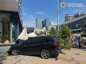 BMW після ДТП на літній терасі закладу на Великій Васильківській у Києві