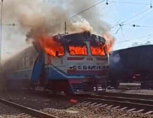 Триває атака на потяги. Російський дрон влучив в електричку «Лозова — Харків» Наслідки російського удару дроном по електричці «Лозова — Харків» на станції Лиманівка