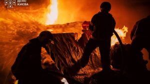 У Києві ліквідували пожежу після повторної атаки РФ