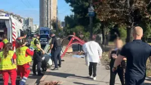 У Києві легковик протаранив маршрутку та влетів у зупинку: є загиблі