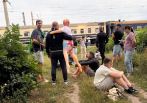 У потязі УЗ помітили чоловіка з гумовою жінкою: під час евакуації він забрав її із собою Чоловік з гумовою жінкою під час поїздки у вагоні Укрзалізниці