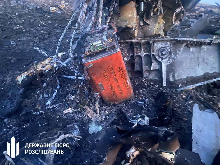 Уламки літака Су-24М на місці падіння на Хмельниччині