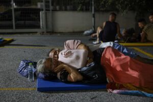 Курорти у вогні: в Греції та Хорватії евакуюють туристів і місцевих Евакуація туристів і місцевих жителів із курортів Греції та Хорватії
