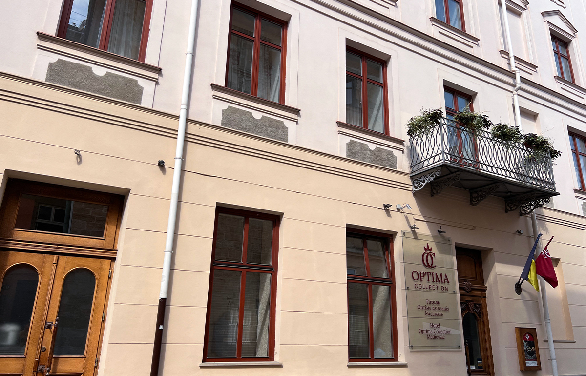 Мешканці, які залишилися без житла після ракетного удару по Львову