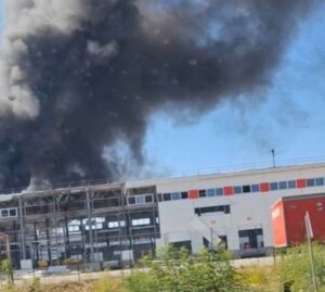 Зруйнований російським ударом термінал Нової пошти на Харківщині
