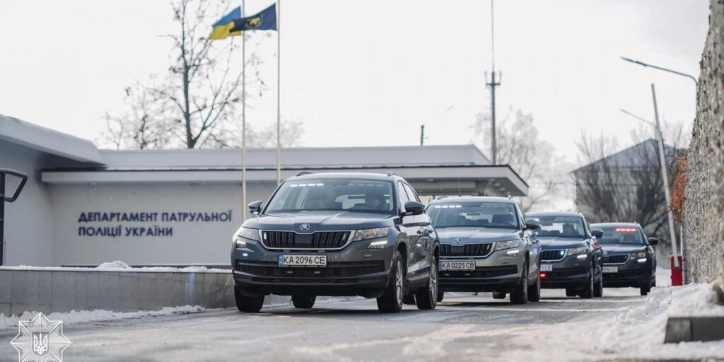 Поліцейський автомобіль «Фантом» та камера автофіксації ПДР на українській дорозі