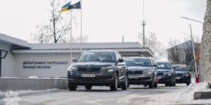 Поліцейський автомобіль «Фантом» та камера автофіксації ПДР на українській дорозі