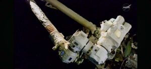 Астронавти NASA та ESA під час виходу у відкритий космос біля Міжнародної космічної станції