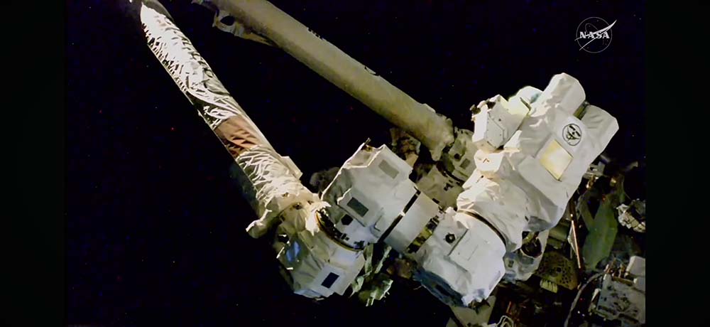 Астронавти NASA та ESA під час виходу у відкритий космос біля Міжнародної космічної станції