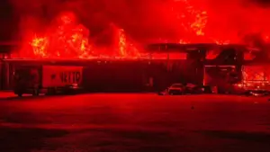 РФ атакувала склади «Нової пошти» на Київщині: після першого удару були повторні