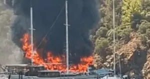 Пожежа на судні в Туреччині: 115 туристів евакуювали, двоє постраждали