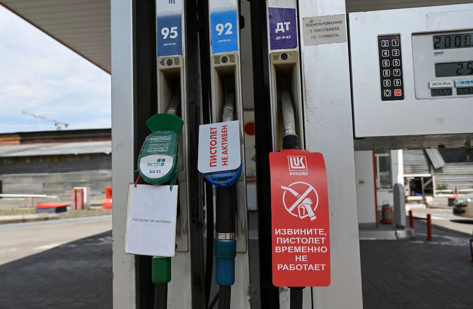 АЗС у росії на тлі дефіциту пального та проблем у роботі НПЗ