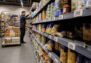 Супермаркети хочуть перекласти до 100% збитків від атак на виробників: хто врешті заплатить Збитки від атак на склади супермаркетів можуть перекласти на виробників