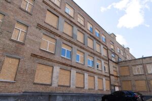 У Києві після російських атак відновлюють 107 закладів освіти — КМДА пошкоджений російською атакою заклад освіти в Києві, де тривають відновлювальні роботи