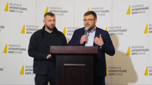 Олександр Клименко та Семен Кривонос під час брифінгу НАБУ і САП