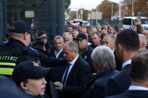 Експрезидент Косова Хашим Тачі під час засідання суду в Гаазі