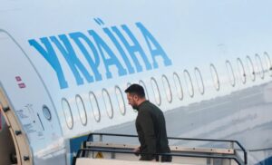 Зеленський зустрівся з директором ЦРУ в Ірландії — Reuters Володимир Зеленський та директор ЦРУ Джон Реткліфф зустрілись біля літака в Ірландії