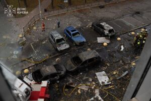 У Києві російський дрон влучив у парковку біля офісної будівлі: є загиблі та постраждалі Наслідки атаки на Київ 25 вересня у Солом’янському районі