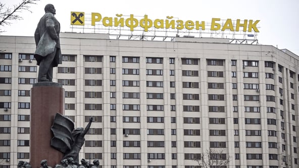 Вивіска Raiffeisen Bank International на будівлі банку