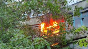 У Краматорську через обстріл РФ загорілася багатоповерхівка