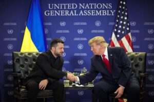 Трамп запропонував Зеленському поїхати до москви на переговори з путіним — Bloomberg Дональд Трамп і Володимир Зеленський під час зустрічі в Нью-Йорку