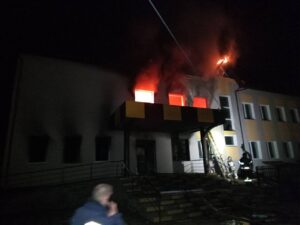 Російський дрон вдарив по Іванківському ліцею №2 на Київщині: пожежа охопила понад 300 «квадратів» Пожежа в Іванківському ліцеї №2 після російського удару дроном
