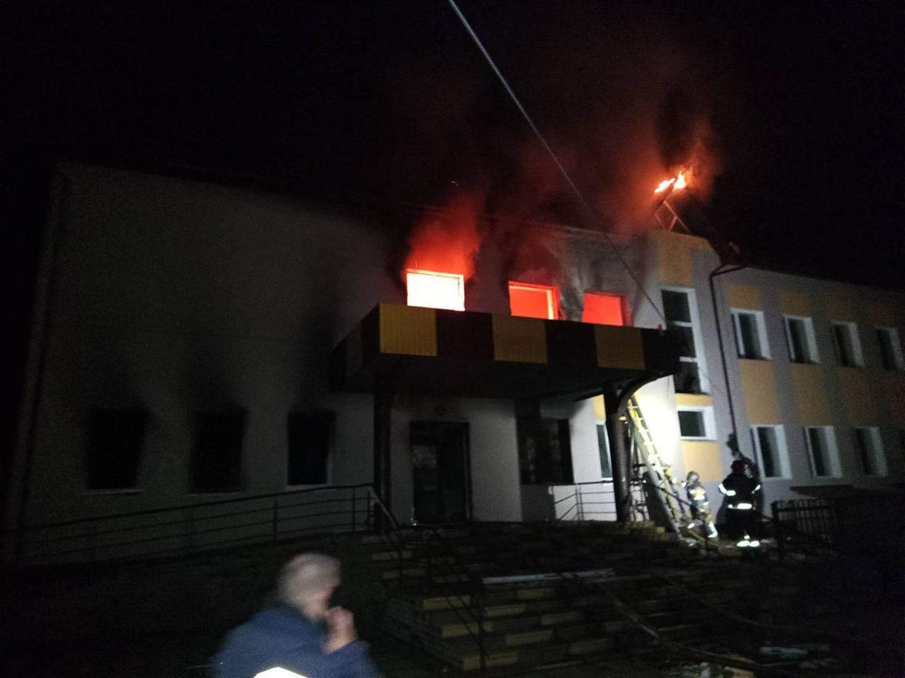 Пожежа в Іванківському ліцеї №2 після російського удару дроном