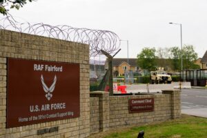 Біля авіабази США у Британії затримали п’ятьох чоловіків за підозрою у підготовці теракту База США RAF Fairford у Великій Британії після затримання п’ятьох чоловіків