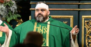 «Не звинувачуйте весь український народ»: поранений у Ярославі священник звернувся до поляків Поранений священник Адріан після нападу в абатстві сестер-бенедиктинок у Ярославі