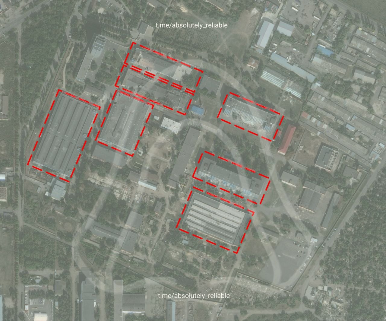 Супутниковий знімок пошкоджених цехів Азовського оптико-механічного заводу після удару 26 вересня