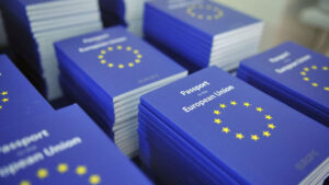 Українці отримали найбільше перших дозволів на проживання в ЄС у 2025 році Українці оформлюють дозволи на проживання в ЄС