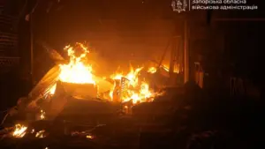 РФ атакувала Запоріжжя та Одещину: у торговельному центрі спалахнула пожежа